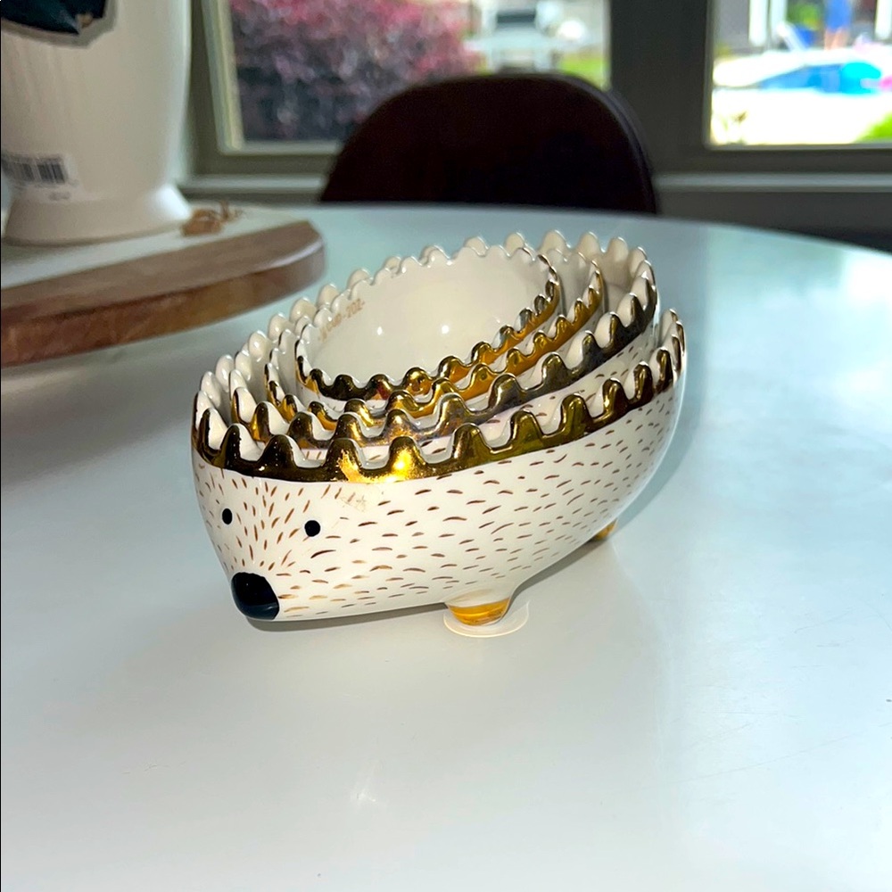 Francesca's Collections Gold and White measuring cups